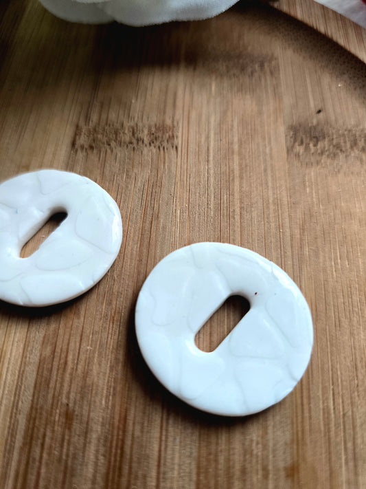 Louise I blanc a relief