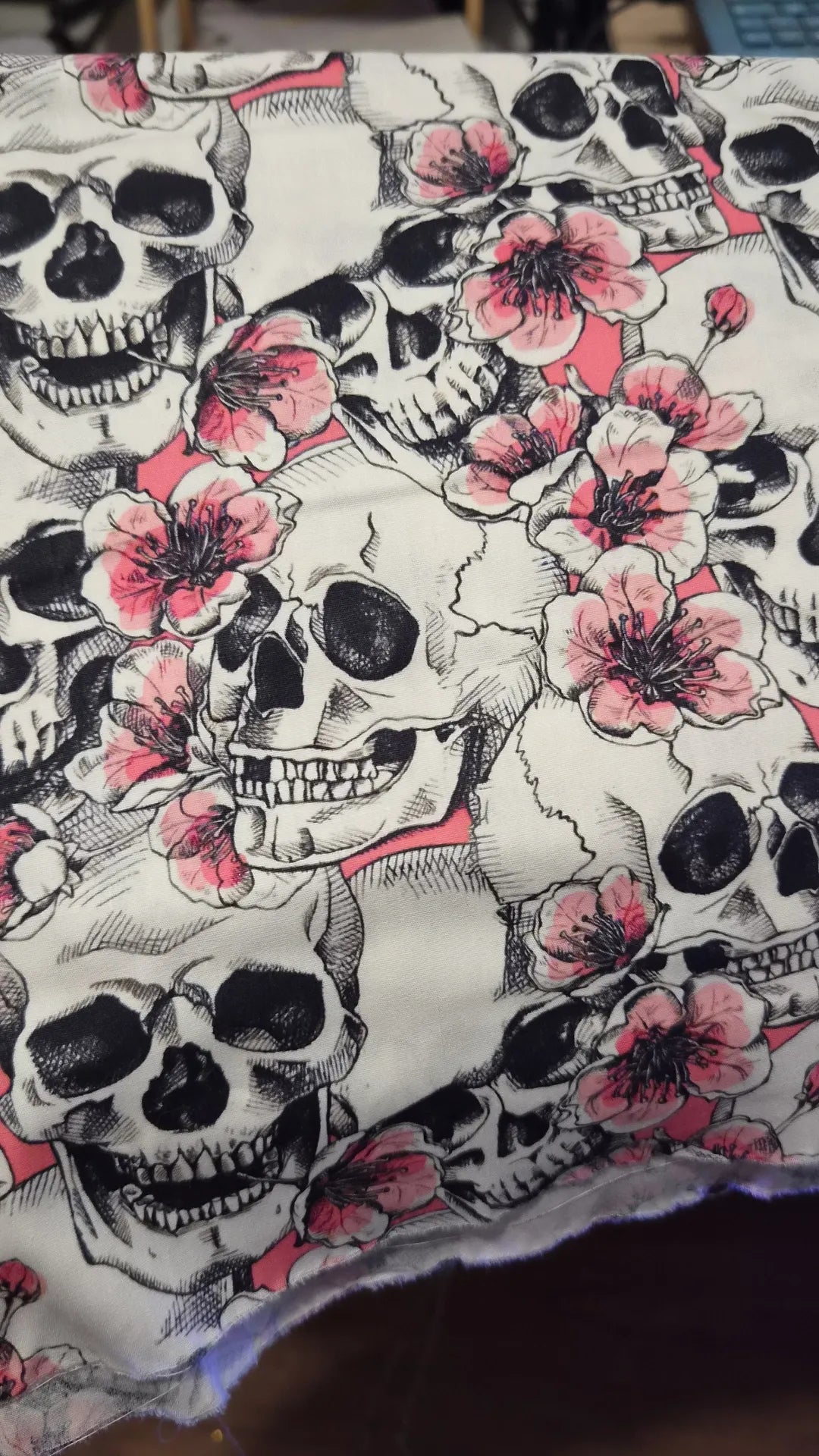 Tissu Halloween têtes de mort et fleurs roses - Amaly Créa